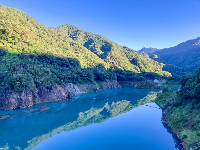 群馬県奥四万湖の四万ブルーが美しい湖面風景（日帰り穴場旅行に最適）