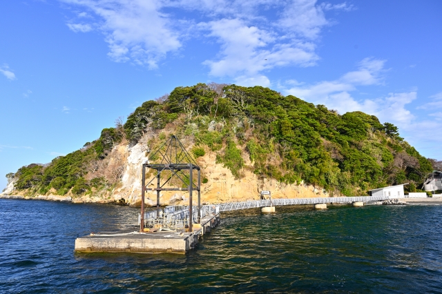 神奈川県・猿島のレンガ造りのトンネルと緑に囲まれた無人島風景（大学生に人気のプチ冒険スポット）