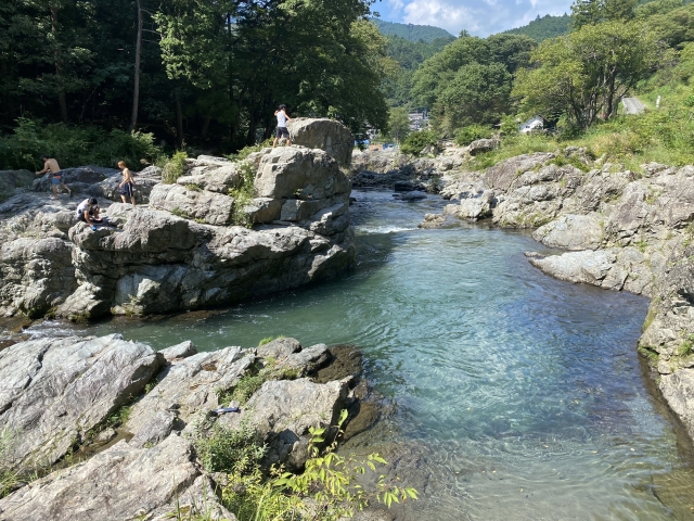 東京・秋川渓谷で楽しむ清流アクティビティ｜自然に囲まれた岩場で川遊び＆リフレッシュ