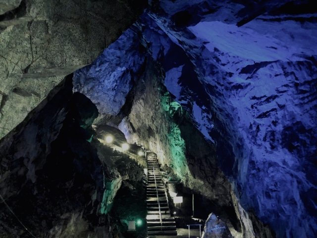 幻想的にライトアップされた神秘的な鍾乳洞の内部と階段