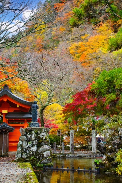 洞川温泉の紅葉と寺院の風景｜奈良・天川村で自然と温泉が楽しめる人気スポット