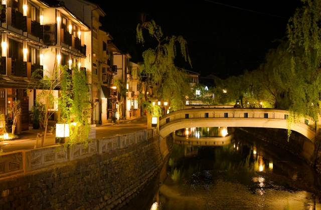 城崎温泉街の夜景と柳並木｜外湯めぐりで人気の観光スポット