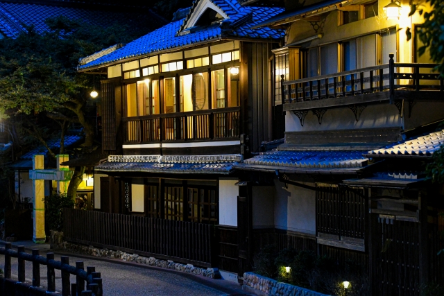 箕面温泉街の宿と夜景｜紅葉と温泉が楽しめる関西の人気スポット